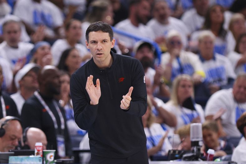 Mark Daigneault, entrenador del Thunder de Oklahoma City, reacciona durante la segunda mitad del primer juego de las finales de la Conferencia Oeste en los playoffs de baloncesto de la NBA frente a los Timberwolves de Minnesota, el martes 20 de mayo de 2025, en Oklahoma City. (AP Foto/Nate Billings)