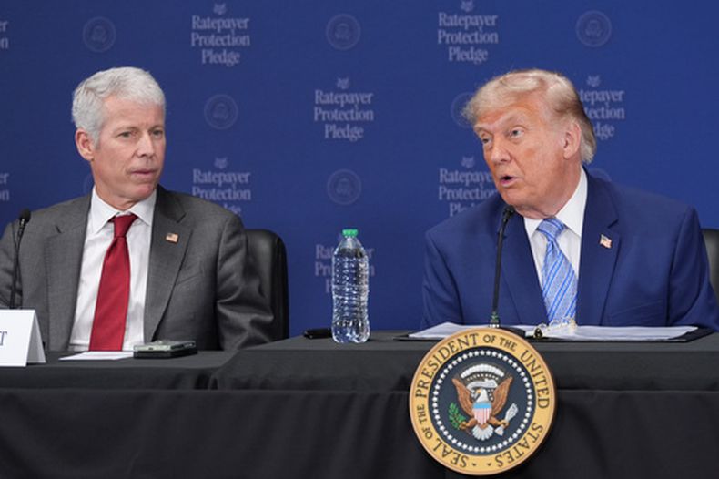 El presidente de Estados Unidos, Donald Trump, habla ante la Agencia de Protección Ambiental (EPA, por sus siglas en inglés) el jueves 23 de julio de 2026, en Washington, mientras el secretario de Energía, Chris Wright, escucha. (AP Foto/Alex Brandon)