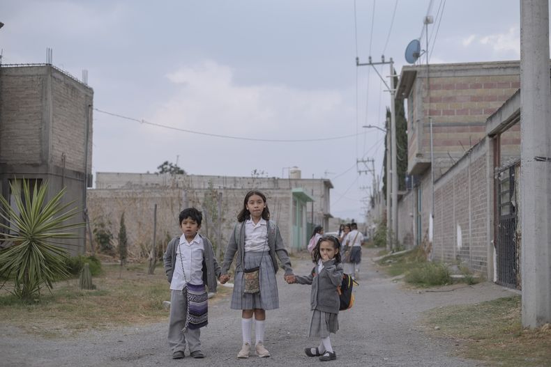 En esta imagen proporcionada por Participant/Pantelion Films, Mia Fernanda Solís, centro, en una escena de Radical. (Participant/Pantelion vía AP)