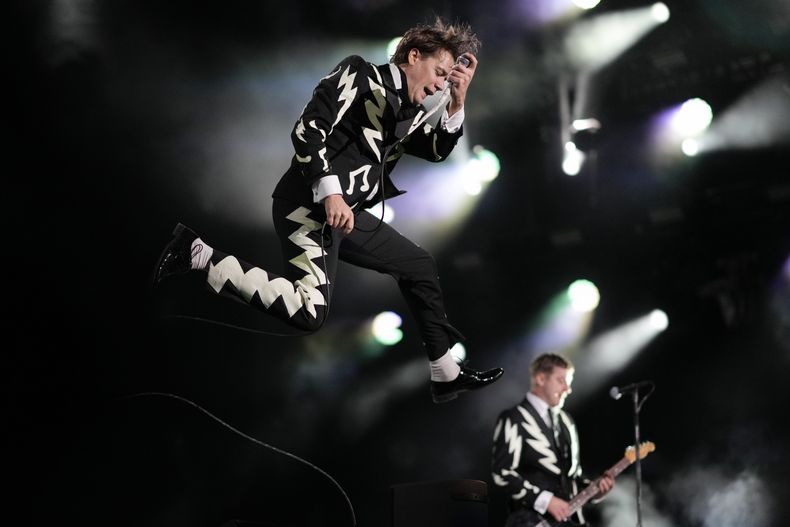 El vocalista Pelle Almqvist de la banda sueca de rock The Hives durante su concierto en el festival Corona Capital de la Ciudad de México el viernes 17 de noviembre de 2023. (Foto AP/Eduardo Verdugo)