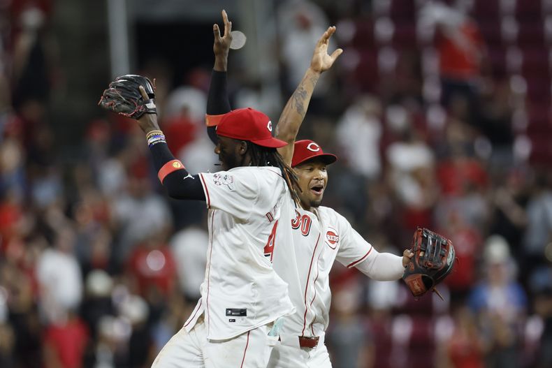 El dominicano Elly De La Cruz y Will Benson de los Rojos de Cincinnati celebran la victoria ante los Gigantes de San Francisco el sábado 3 de agosto del 2024. (AP Foto/Jay LaPrete)