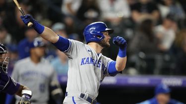 Benintendi y Dozier guían a Reales a triunfo ante Rockies