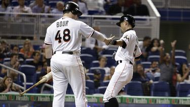 Ozuna y Prado lucen al bate ante Filis en triunfo de Marlins