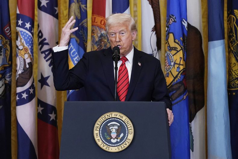 ARCHIVO - El presidente Donald Trump habla durante la firma de una orden ejecutiva en la Casa Blanca, en Washington, el 20 de marzo de, 2025. (AP Foto/Jose Luis Magana, archivo)