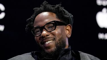 Kendrick Lamar, artista del espectáculo de medio tiempo del Super Bowl LIX de Apple Music, sonríe durante una conferencia de prensa, el jueves 6 de febrero de 2025, en Nueva Orleans, previo al Super Bowl de la NFL entre los Eagles de Filadelfia y los Chiefs de Kansas City. (AP Photo/Matt York)