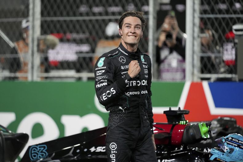 El piloto de Mercedes, George Russell, celebra tras ganar el Gran Premio de Las Vegas de la Fórmula Uno, el domingo 24 de noviembre de 2024, en Las Vegas. (AP Foto/Matt York)