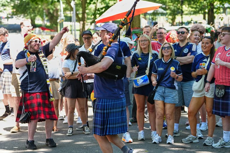 Aficionados escoceses celebran en un parque de Boston antes del partido por el Grupo C del Mundial entre Escocia y Haití, el sábado 13 de junio. (AP Foto/Martin Meissner)