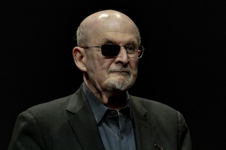 ARCHIVO - Salman Rushdie posa para un retrato con el fin de promover su libro Knife: Meditations After an Attempted Murder, el jueves 16 de mayo de 2024, en el Deutsches Theater en Berlín, Alemania. (AP Foto/Ebrahim Noroozi, archivo)