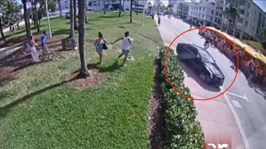 persecuciones de pelicula en el corazon de miami beach: policias atrapan a ladrones de autos ante el asombro de turistas