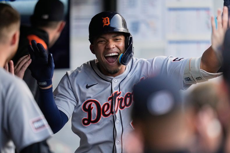 El dominicano Wenceel Pérez, de los Tigres de Detroit, festeja en la cueva tras batear un jonrón en el duelo ante los Guardianes de Cleveland, el jueves 25 de septiembre de 2025 (AP Foto/Sue Ogrocki)