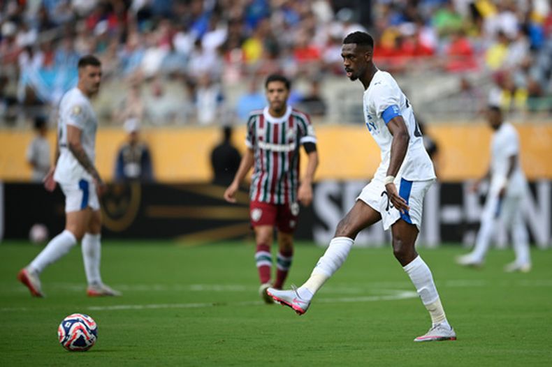 ARCHIVO - Foto del viernes 4 de julio del 2025, Mohammed Kanno del Al-Hilal patea el balón en el encuentro de cuartos de final de la Copa Mundial de Clubes ante el Fluminense. (AP Foto/Phelan M. Ebenhack, Archivo)