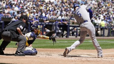 Freddie Freeman, de los Dodgers de Los Ángeles, conecta sencillo productor de dos carreras duranta la quinta entrada del juego de béisbol en contra de los Cerveceros de Milwaukee, el miércoles 10 de mayo de 2023, en Milwaukee. (AP Photo/Morry Gash)