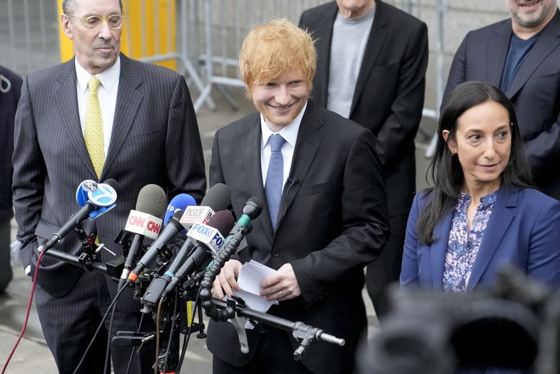 El músico Ed Sheeran hablar con medios de comunicación fuera de una Corte Federal en Nueva York tras ganar su juicio por violaciones a los derechos de autor el jueves 4 de mayo de 2023 en Nueva York. Un jurado federal concluyó que Sheeran no plagió componentes clave del clásico de Marvin Gaye de la década de 1970 Lets Get It On cuando creó su éxito Thinking Out Loud. (Foto AP/John Minchillo)