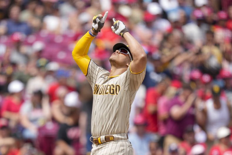 Juan Soto tras batear un jonrón para los Padres de San Diego ante los Rojos de Cincinnati, el sábado 1 de julio de 2023, en Cincinnati. (AP Foto/Jeff Dean)