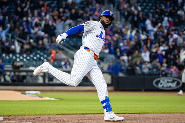 ARCHIVO - Luis Robert Jr., de los Mets de Nueva York recorre las bases después de un jonrón solitario durante la primera entrada del juego de béisbol de Grandes Ligas contra los Diamondbacks de Arizona, el 9 de abril de 2026, en Nueva York. (AP Foto/Angelina Katsanis, Archivo)