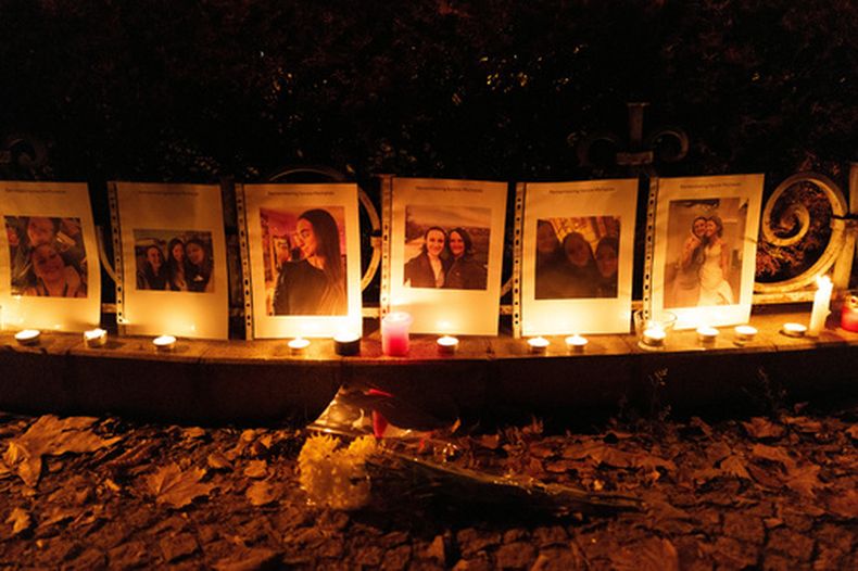 Fotografías de Mackenzie Michalski, una turista estadounidense de 31 años asesinada durante sus vacaciones, se exhiben en una vigilia con velas en Budapest, Hungría, el 9 de noviembre de 2024. (Foto AP/Bela Szandelszky, archivo)