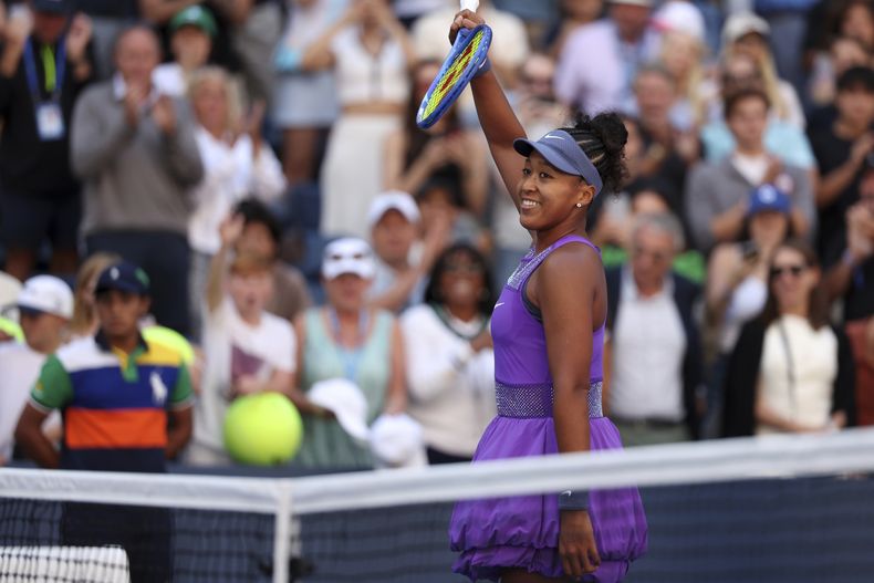 La japonesa Naomi Osaka eacciona al vencer a la australiana Daria Kasatkina en la tercera ronda del Abierto de Estados Unidos el sábado 30 de agosto del 2025. (AP Foto/Heather Khalifa)