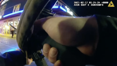 video: haganlo, por favor, matenme: dos policias abaten un hombre que llevaba un cuchillo cubierto de sangre