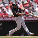 Eloy Jimenez de los Medias Blancas de Chicago pega un sencillo en la tercera entrada del juego ante los Angelinos de Los Ángeles el jueves 29 de junio del 2023. (AP Foto/Ashley Landis)