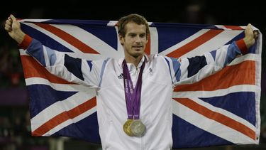 ARCHIVO - El tenista británico Andy Murray posa con su medallas de oro y plata en el All England Lawn Tennis Club en Wimbledon durante los Juegos Olímpicos de 2012, el domingo 5 de agosto de 2012. (AP Foto/Mark Humphrey)