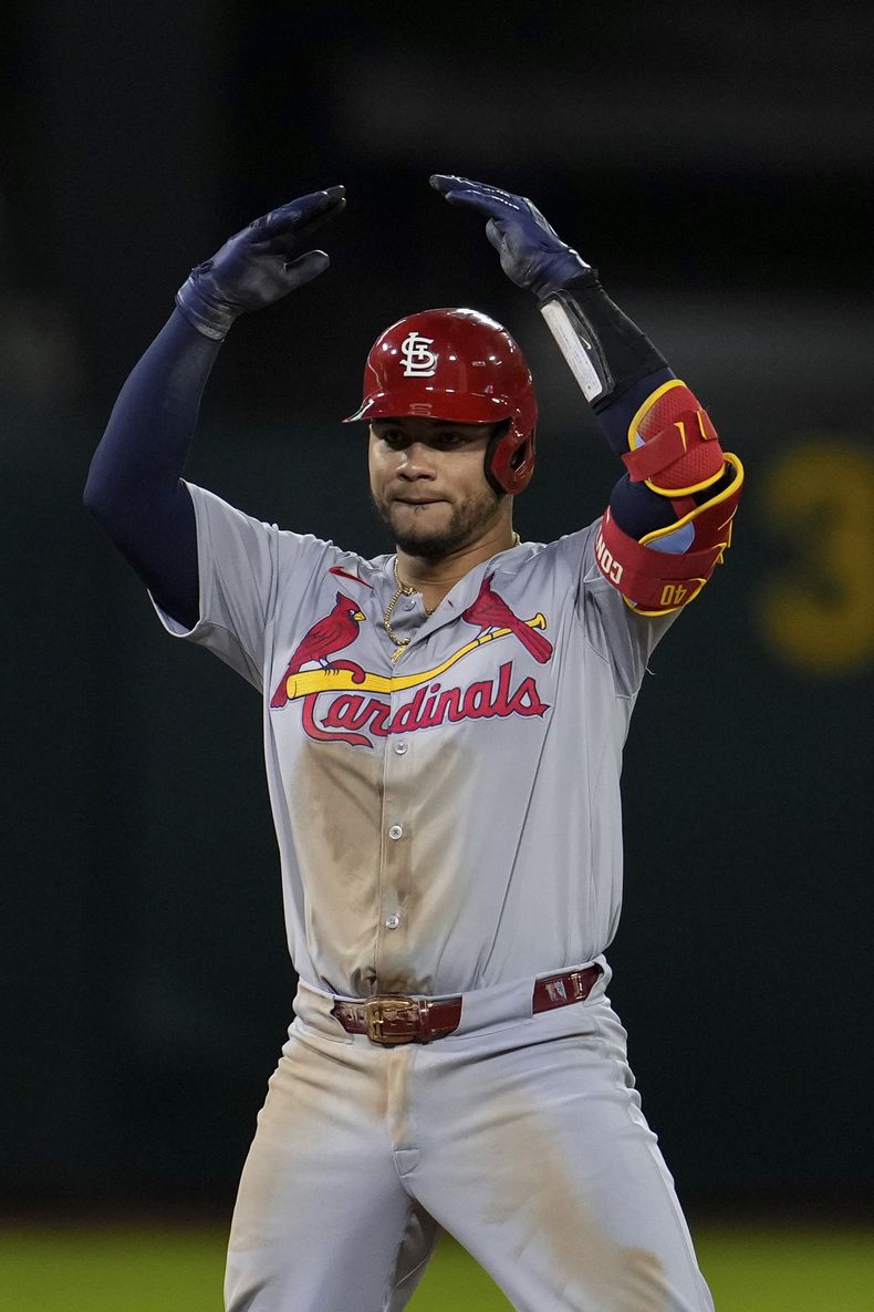 Willson Contreras, de los Cardenales de San Luis, reacciona después de impulsar una carrera con un doble en contra de los Atléticos de Oakland, durante la sexta entrada del juego de béisbol del lunes 15 de abril de 2024, en Oakland, California. (AP Foto/Godofredo A. Vásquez)