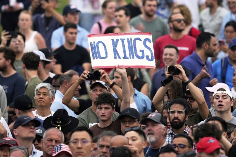 Una protesta en contra del gobierno del presidente Donald Trump en Washington el 14 de junio del 2025. (AP foto/Julia Demaree Nikhinson)
