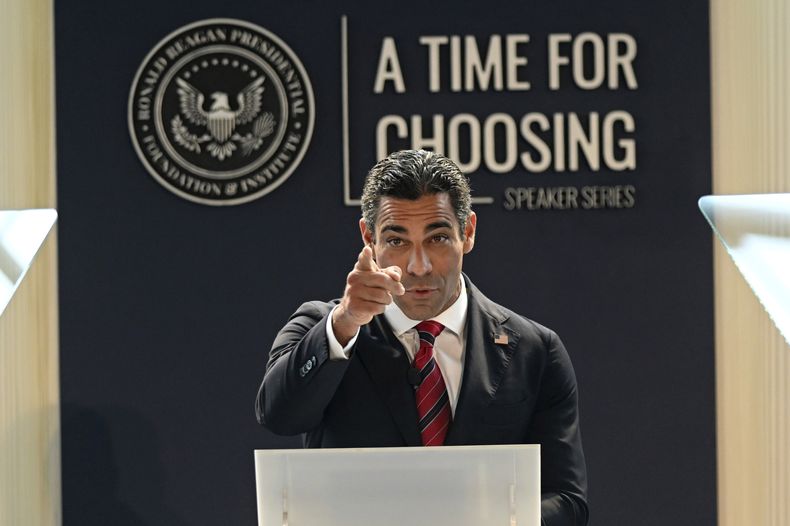 El alcalde de Miami Francis Suarez habla durante un evento en Simi Valley, California, el jueves 15 de junio de 2023. (AP Foto/Michael Owen Baker)