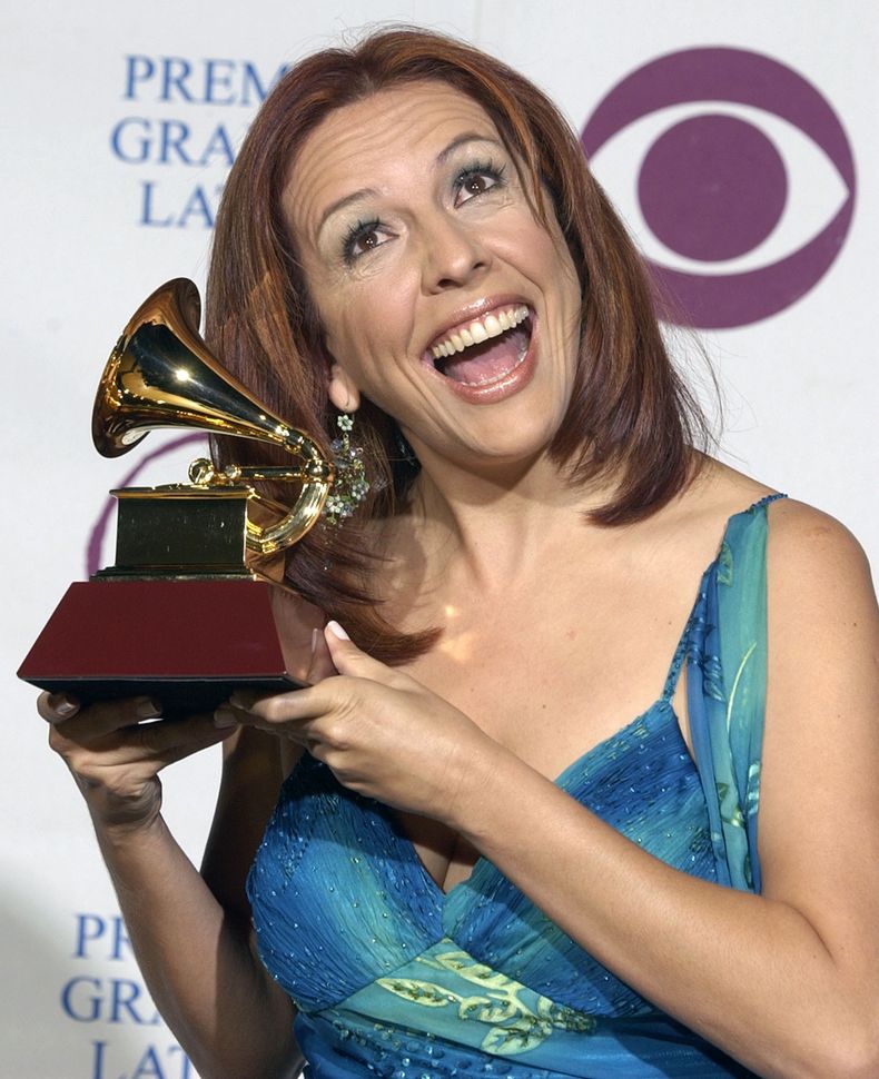 ARCHIVO - Albita sostiene su premio al mejor álbum tropical contemporáneo por Albita llegó, en la 5ª entrega anual del Latin Grammy en Los Ángeles, el 1 de septiembre de 2004. (Foto AP/Reed Saxon)