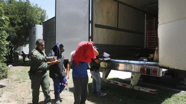 detenidos en texas dos cubanos que llevaban a 17 indocumentados en un camion