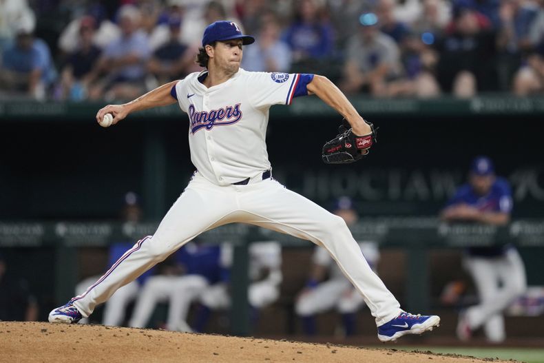 Jacob deGrom, de los Rangers de Texas, lanza frente a los Astros de Houston en el encuentro del sábado 6 de septiembre de 2025 (AP Foto/Tony Gutiérrez)