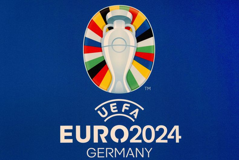 ARCHIVO - El logo oficial de la Eurocopa 2024 en Alemania se ve durante la presentación de la imagen del torneo en Berlín, Alemania, el 5 de octubre de 2021. (AP Foto/Michael Sohn, Archivo)