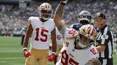George Kittle (85), ala cerrada de los 49ers de San Francisco, celebra después de anotar un touchdown durante la primera mitad del partido de la NFL frente a los Seahawks de Seattle, el domingo 7 de septiembre de 2025, en Seattle. (AP Foto/John Froschauer)