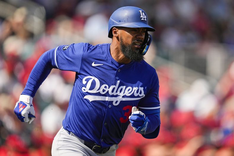 El dominicano Teoscar Hernández corre a la inicial tras conectar un sencillo en un juego de pretemporada ante los Rojos de Cincinnati, el lunes 24 de febrero de 2025, en Goodyear, Arizona (AP Foto/Ashley Landis)