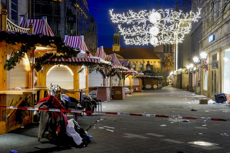 El mercado navideño en el que un auto embistió a una multitud la tarde del viernes en Magdeburgo, Alemania, permanece vacío la tarde del sábado 21 de diciembre de 2024. (AP Foto/Michael Probst)
