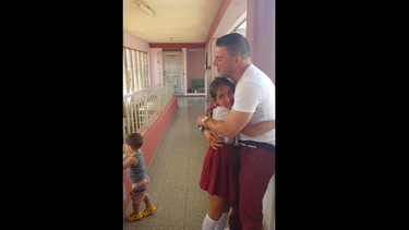 ¡emocionante! padre viaja de sorpresa a cuba y se encuentra con su hija despues de 9 anos