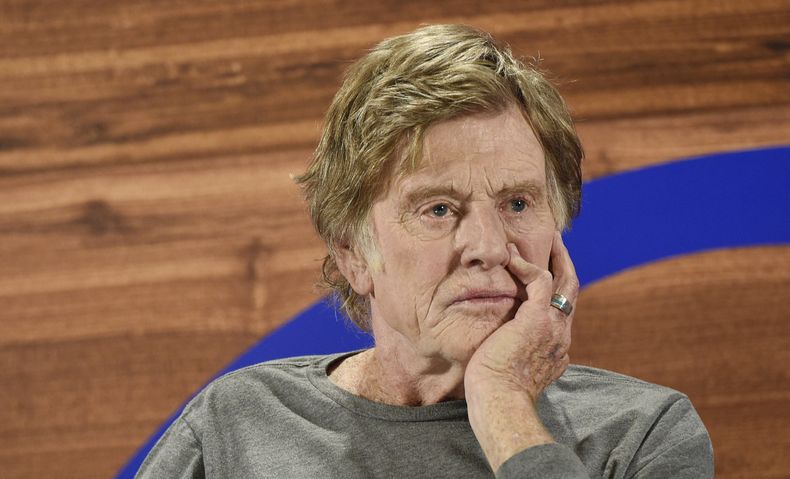 ARCHIVO - El fundador del Instituto Sundance, Robert Redford, observa durante la conferencia de prensa inaugural del Festival de Cine de Sundance 2018, el 18 de enero de 2018, en Park City, Utah. (Foto Chris Pizzello/Invision/AP, archivo)