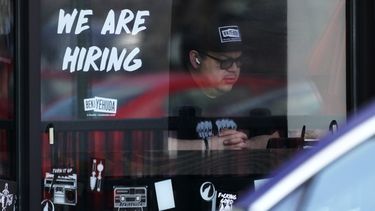 Más estadounidenses solicitan el seguro por desempleo