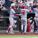Nolan Arenado de los Cardenales de San Luis celebra su jonrón con sus compañeros Dylan Carlson y Jack Flaherty en la novena entrada del juego ante los Mets de Nueva York el domingo 18 de junio del 2023. (AP Foto/Seth Wenig)
