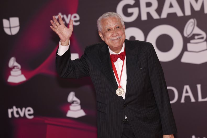 Paquito DRivera llega a la 24a entrega anual del Latin Grammy en Sevilla, España, el jueves 16 de noviembre de 2023. (Foto Vianney Le Caer/Invision/AP)