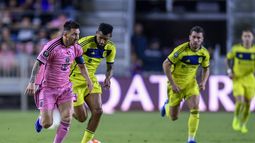 Lionel Messi del Inter Miami avanza con el balón en el partido contra Nashville SC por los octavos de final de la Copa de Campeones de la CONCACAF, el miércoles 13 de marzo de 2024, en Fort Lauderdale, Florida. (AP Foto/Michael Laughlin)
