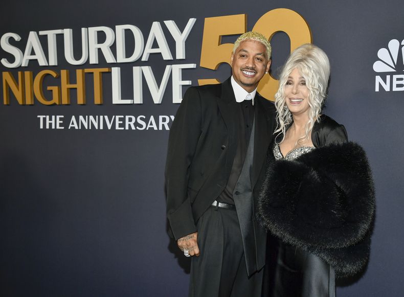 Cher, derecha, y Alexander Edwards asisten a SNL50: The Anniversary Special en Rockefeller Plaza el domingo 16 de febrero de 2025 en Nueva York. (Foto Evan Agostini/Invision/AP)