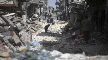Palestinos visitan sus viviendas destruidas luego de la salida de las tropas israelíes de Jan Yunis, en la Franja de Gaza, el 6 de marzo de 2024. (AP Foto/Mohammed Dahman)