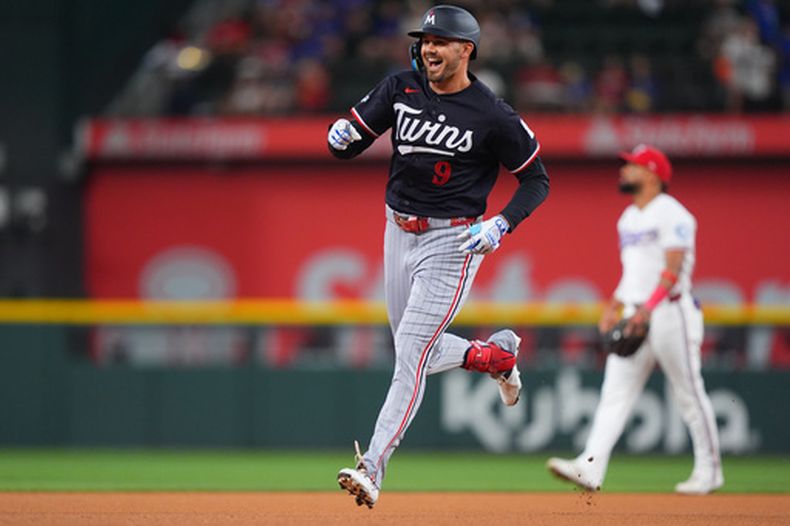 Trevor Larnach, de los Mellizos de Minnesota, recorre las bases tras conectar un jonrón durante la primera entrada de un partido de béisbol contra los Rangers de Texas, el martes 16 de junio de 2026, en Arlington, Texas. (Foto AP/LM Otero)