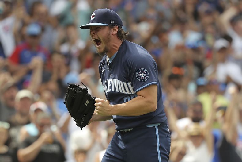 El lanzador de los Cachorros de Chicago Justin Steele celebra el triunfo ante los Angelinos de Los Ángeles en su primer juego completo el viernes 5 de julio del 2024.(AP Foto/Melissa Tamez)