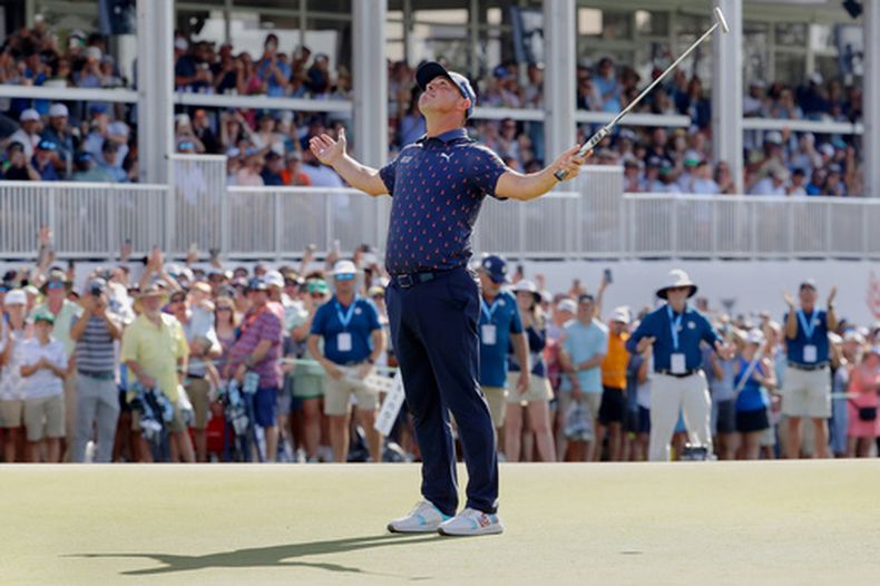 Gary Woodland celebra tras encestar su último putt en el green del hoyo 18 para ganar el torneo de golf Texas Childrens Houston Open, el domingo 29 de marzo de 2026, en Houston. (Foto AP/Michael Wyke)