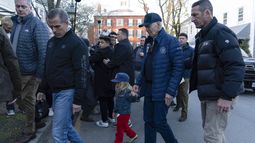 El presidente Joe Biden, centro, derecha, toma de la mano a su nieto, Beau, mientras caminan con Hunter Biden, izquierda, en el centro de Nantucket, Massachusetts, el viernes 29 de noviembre de 2024. (AP Foto/Jose Luis Magana)