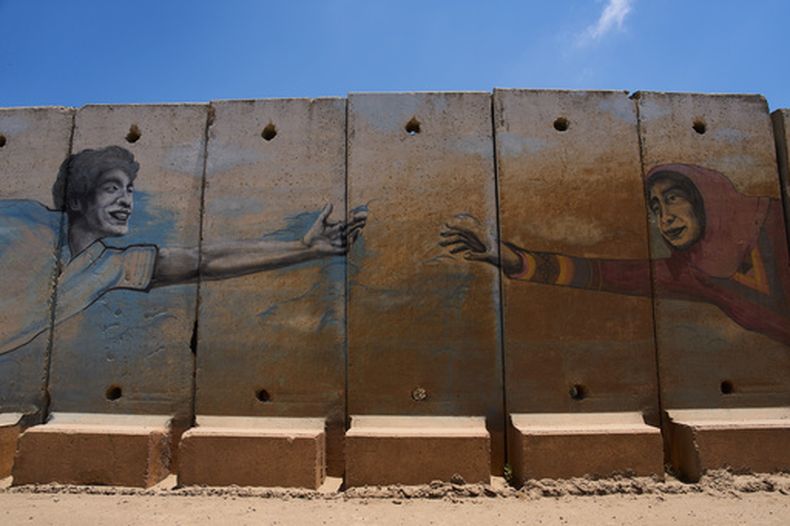 Pintura en un muro de seguridad en la frontera con el Líbano, en el norte de Israel, el sábado 27 de junio de 2026, después que Israel y el Líbano firmaran un acuerdo marco —descrito como un primer paso hacia la paz— tras meses de conflicto entre Israel y el grupo político-paramilitar libanés Hezbollah. (Foto AP/Ariel Schalit)