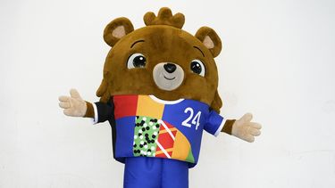 La mascota del Campeonato Europeo de 2024 al ser presentada en Gelsenkirchen, Alemania, el martes 20 de junio de 2023. (AP Foto/Martin Meissner)