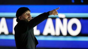 ARCHIVO - Bad Bunny señala a sus fans mientras camina para recibir el Premio al Artista del Año en los Premios Latin Billboard, el jueves 5 de octubre de 2023, en Coral Gables, Florida. (Foto AP/Marta Lavandier, archivo)
