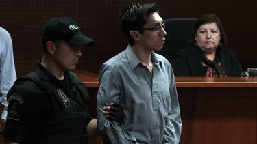 americateve | Alejandro Angulo Tapia entra esposado a la sala de audiencias donde ser&aacute; enjuiciado por el asesinato de Daniel Zamudio, un homosexual, en Santiago, Chile, el jueves 17 de octubre de 2013. Angulo y otros tres acusados, Patricio Ahumada Garay, Ra&uac